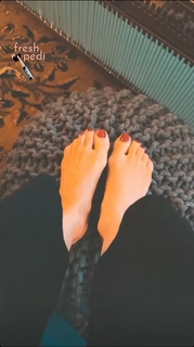 Karisma Kapoor feet photo thumbnail