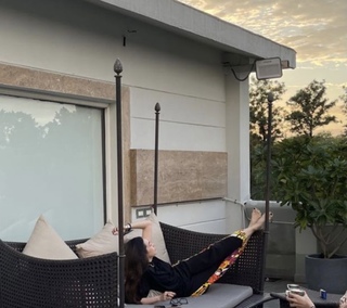 Karisma Kapoor feet photo thumbnail