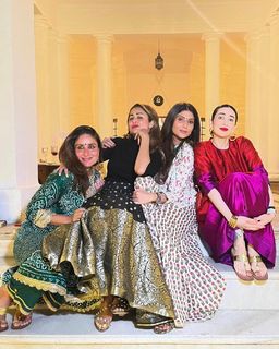 Karisma Kapoor feet photo thumbnail
