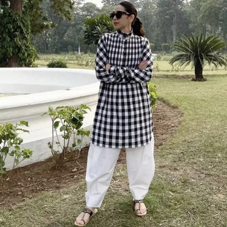 Karisma Kapoor feet photo thumbnail