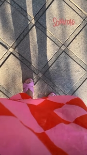 Karisma Kapoor feet photo thumbnail