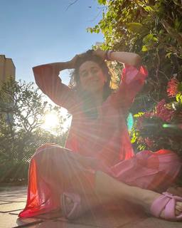 Karisma Kapoor feet photo thumbnail