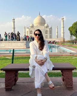 Karisma Kapoor feet photo thumbnail