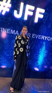 Karisma Kapoor feet photo thumbnail