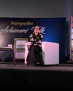 Karisma Kapoor feet photo thumbnail