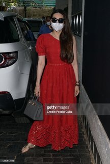 Karisma Kapoor feet photo thumbnail