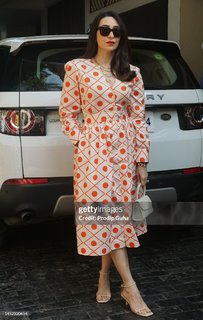 Karisma Kapoor feet photo thumbnail