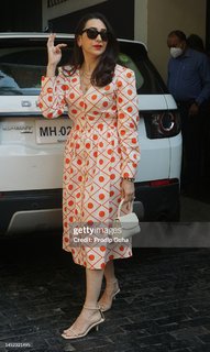 Karisma Kapoor feet photo thumbnail