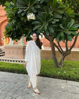 Karisma Kapoor feet photo thumbnail