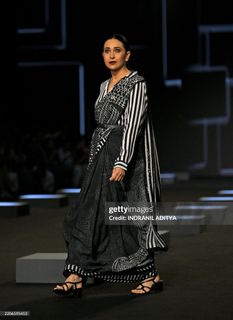 Karisma Kapoor feet photo thumbnail
