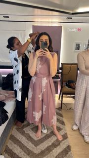 Karisma Kapoor feet photo thumbnail