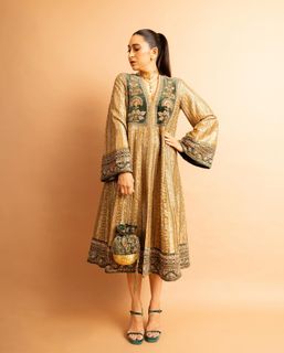 Karisma Kapoor feet photo thumbnail