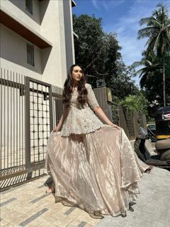 Karisma Kapoor feet photo thumbnail