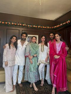 Karisma Kapoor feet photo thumbnail