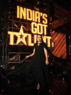Karisma Kapoor feet photo 11