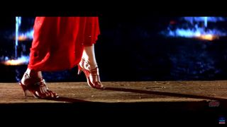 Karisma Kapoor feet photo 9