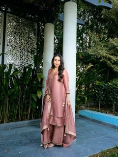 Karisma Kapoor feet photo 20