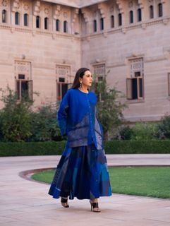 Karisma Kapoor feet photo 3