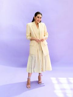 Karisma Kapoor feet photo 15