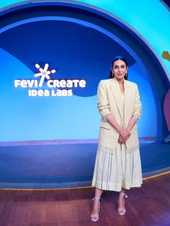 Karisma Kapoor feet photo 14
