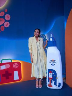 Karisma Kapoor feet photo 13