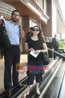 Karisma Kapoor feet photo thumbnail