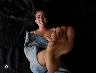 Karla Farfán feet photo 2