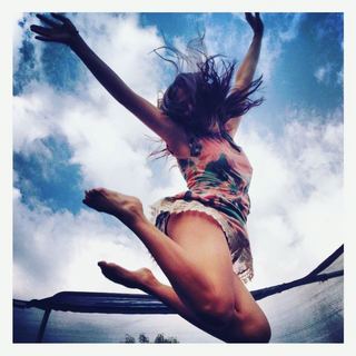 Karla Souza feet photo thumbnail