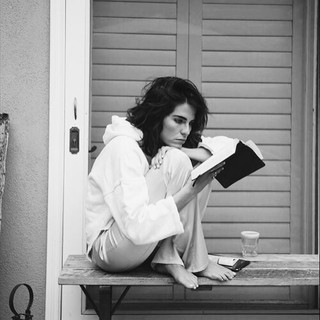 Karla Souza feet photo thumbnail