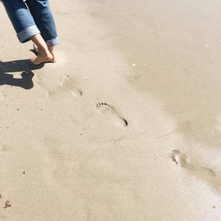 Karla Souza feet photo thumbnail