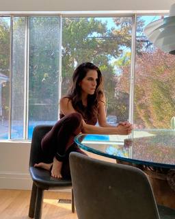 Karla Souza feet photo thumbnail