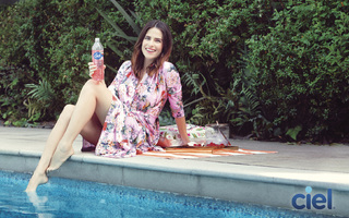 Karla Souza feet photo thumbnail