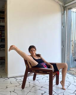 Karla Souza feet photo thumbnail