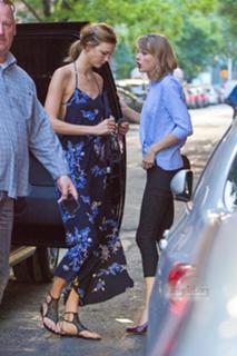 Karlie Kloss feet photo thumbnail