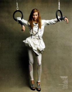 Karlie Kloss feet photo thumbnail