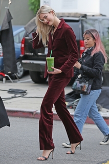 Karlie Kloss feet photo thumbnail