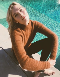 Karlie Kloss feet photo thumbnail