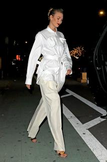 Karlie Kloss feet photo thumbnail