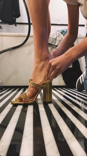 Karlie Kloss feet photo thumbnail