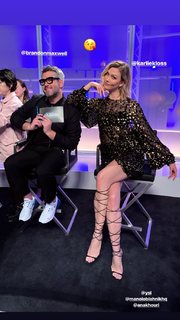 Karlie Kloss feet photo thumbnail