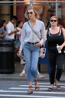 Karlie Kloss feet photo thumbnail