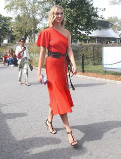 Karlie Kloss feet photo thumbnail