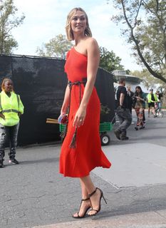 Karlie Kloss feet photo thumbnail