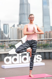 Karlie Kloss feet photo thumbnail