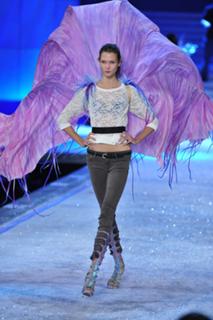 Karlie Kloss feet photo thumbnail