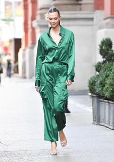 Karlie Kloss feet photo thumbnail