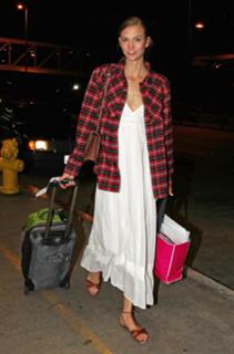 Karlie Kloss feet photo thumbnail