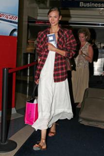 Karlie Kloss feet photo thumbnail