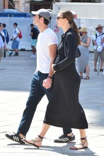 Karlie Kloss feet photo thumbnail