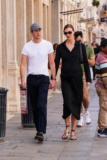 Karlie Kloss feet photo thumbnail